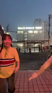 两位跳舞的女孩因不恰当的行为而走红